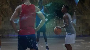 Gri formalı oyuncu zıplayan basketbolcu yumurtlayan dünya spor teknolojisi için atış güzergahı gösteriyor. Açık hava sporları, eğlence aktivitesi, takım sporu, dijital yenilik, artırılmış gerçeklik, fütüristik görselleştirme, atletizm