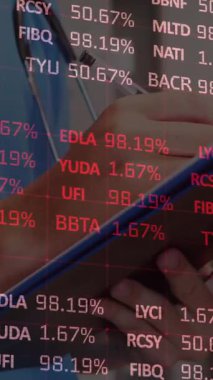 Dosyası olan kadın doktorla ilgili istatistik ve veri işleme animasyonu. küresel tıp, sağlık hizmetleri, dijital arayüz ve teknoloji konsepti dijital olarak oluşturulmuş video.