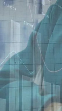 Ameliyathanedeki cerrahlar üzerinde dijital veri işleme animasyonu. Küresel tıp ve sağlık hizmetleri kavramı dijital olarak oluşturulmuş video.