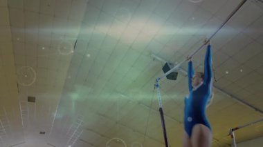 Spor jimnastikçisi, yüksek çıtayı kavrıyor ve hareketli yay mindere inerken takla atıyor. Atletik, dinamik, enerjik, hassas, performans, hareket, eğitim