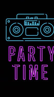 Neon parti saatinin animasyonu ve siyah arka planda retro radyo. Klasik müzik, eğlence ve parti konsepti dijital olarak oluşturulmuş video.