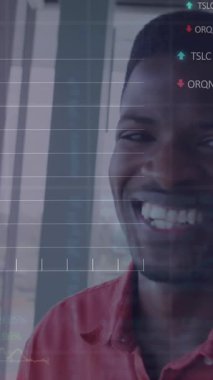 Gülümseyen Afrikalı Amerikalı bir kadın için grafiklerin ve alım satım tahtalarının animasyonu. Dijital bileşik, çoklu pozlama, rapor, iş, büyüme, borsa ve teknoloji kavramı.