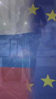 Tramvay çantalı bir kadına sokakta akıllı telefon kullanarak bayrak sallamanın animasyonu. Yeniden kullanım ve geri dönüşüm kavramı