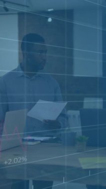 Finansal veriler modern ofisteki iş toplantısı üzerine animasyon çizelgesi hazırlıyor. finans, analiz, takım çalışması, işbirliği, sunum, kurumsal