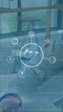 Veri işleme ve dizüstü bilgisayar kullanan insan üzerindeki simgelerle bağlantı ağının animasyonu. Teknoloji ve dijital arayüz kavramı dijital olarak oluşturuldu.