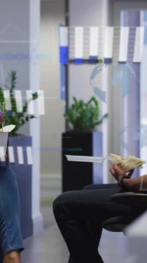 Veri işleme ve çeşitli meslektaşların ofiste konuştuğu diyagramların animasyonu. Küresel iş ve dijital arayüz kavramı dijital olarak oluşturulmuş video.