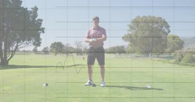 Golfçü golf sopasıyla golf oynatıyor. Izgara kaplamaları, grafikleri ve% etiketleri zayıflıyor. Spor, atletizm, teknoloji, performans, analiz, açık hava, konsantrasyon