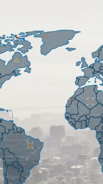 Şehir haritasının animasyonu ve finansal veri işlemesi. Küresel iş, finans, hesaplama ve veri işleme kavramı dijital olarak oluşturulmuş video.