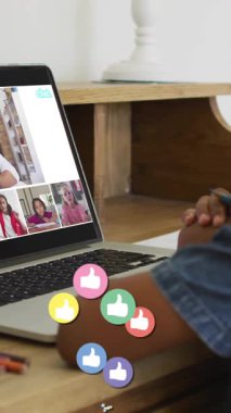 Okulda, çocuklar sanal sınıfa başparmak kaldırma simgeleriyle katılıyorlar. E-öğrenme, dijital eğitim, çevrimiçi sınıf, sanal öğrenme, çocukluk, teknoloji