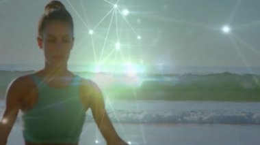 Yoga rehberi güneş doğarken meditasyon yapıyor parlayan ağı etkinleştiriyor refah için enerji saçıyor. Ruhani, dinginlik, farkındalık, sükunet, soyut, fütüristik, sağlıklı.