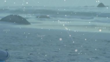 Denizde sürüklenen veri örtüsü, dizlerinin üstüne çöküp ufuk çizgisine bakan kadın teknolojiyi keşfediyor. Deniz manzarası, düşünce, dijital arayüz, dinginlik, bağlantı, yenilik, doğa