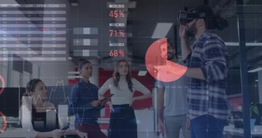 Sunucu, VR kulaklığını ayarlıyor. Takım iş görüşü için çizelge ve grafikleri etkinleştiriyor. Teknoloji, yenilik, işbirliği, veri görselleştirme, kurumsal, dijital, fütürist