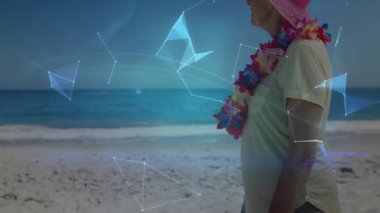 Hasır şapka takan ve Ley takan yaşlı bir kadın sürüklenen şekilleri izleyip bağlantı gösteren bir küre oluşturuyor. Manzara, dinginlik, yenilik, teknoloji, bağlantı, keşif, eğlence