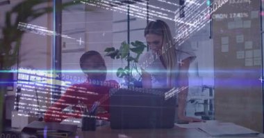 Dizüstü bilgisayarda yazmak, iş arkadaşlarının iş verilerini animasyon grafik örtüleriyle analiz etmelerini tetikliyor. İşbirliği, takım çalışması, profesyonel, modern, yenilik, analitik, odaklanma