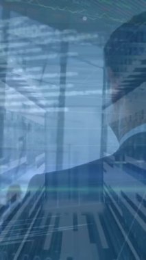 Afro-Amerikan rüzgâr türbininin animasyonu. Dijital olarak oluşturulmuş küresel veri işleme bağlantıları ve teknoloji konsepti.