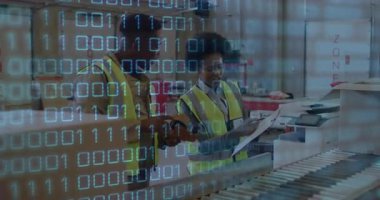 Lojistik operatörleri tarayıcıları veriyor ve kartonlarda kaybolan ikili değerleri tarıyor. Teknoloji, lojistik, otomasyon, verimlilik, sanayi, takım çalışması, envanter