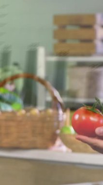 Marketten alışveriş yapan beyaz bir kadın için finansal veri işleme animasyonu. Küresel gıda pazarı, iş dünyası, finans, bilgisayar ve veri işleme kavramı dijital olarak oluşturuldu.