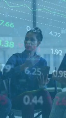 Muhtelif meslektaşların ofiste iş görüşmesi üzerine finansal veri işleme animasyonu. Küresel iş, finans, bilgisayar ve dijital arayüz kavramı dijital olarak oluşturulmuş video.