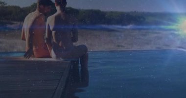 Kadın içkisini yudumlarken, erkek romantik bir seyahati paylaşan suda hareketli alevlerle yaklaştı. Romantik, sükunet, huzur, uyum, yaşam tarzı, manzara, sükunet