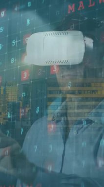 Siber güvenlik animasyonu, dijital asma kilit ve video kulaklıklı beyaz adam üzerindeki numaralar. Ağ, veri işleme, dijital güvenlik ve teknoloji konsepti dijital olarak oluşturulmuş video.