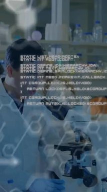 Laboratuvardaki çeşitli bilim adamları üzerinde bilimsel veri işleme animasyonu. Küresel bilim, bağlantılar, hesaplama ve veri işleme kavramı dijital olarak oluşturulmuş video.