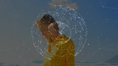 Kadın sığ sularda yürürken teknik ağ küre vücudun etrafında cisimleşiyor ve nabız atıyor. Gelecek, teknoloji, bağlantı, dijital, dinginlik, minimalizm, manzara