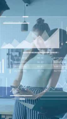 Grafiklerin animasyonu, dünya ve çeşitli iş arkadaşlarının ofislerinde fikirlerini paylaşmaları üzerine çubuklar yüklemek. Dijital bileşik, çoklu pozlama, rapor, iş dünyası, küreselleşme, takım çalışması ve teknoloji kavramı.