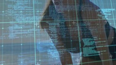 Kod örtüsü görünen bir kadın holografik profili ortaya çıkarmak için gövdesini kaldırıyor. Gelecekçi, teknoloji, dijital arayüz, holografik, yenilik, refah, dinginlik