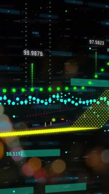 Odak şehir ışıklarının üzerindeki istatistik ve finansal veri işleme animasyonları. Dijital arayüz teknolojisi ve ağ konsepti dijital olarak oluşturuldu.