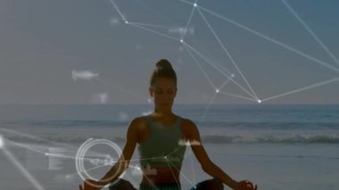 Oturan kadının etrafındaki sinirsel aktivitelerin haritalandığı sağlık örtüsünü oluşturan çerçeveler. Meditasyon, farkındalık, sağlık, dijital, görselleştirme, dinginlik, çevre