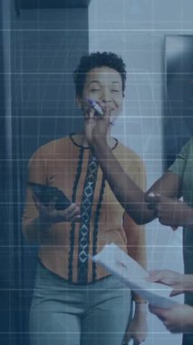 Ofiste cam pano üzerinde tartışan üç farklı kadının finansal veri işleme animasyonu. Küresel ekonomi ve iş veri teknolojisi kavramı