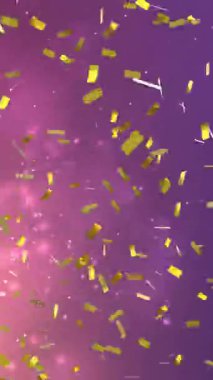 Pembe ve mor renkli arka plan üzerine düşen altın konfeti. Kutlama, parti, şenlik, ışıltı, ışıltı, coşku