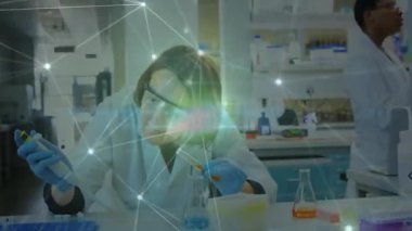 Laboratuvar bilim adamı, pipet ve pipet sıvısını görsel analiz ile kaplayarak şişeye koyuyor. Biyoteknoloji, araştırma, yenilik, kesinlik, takım çalışması, modern, bilimsel