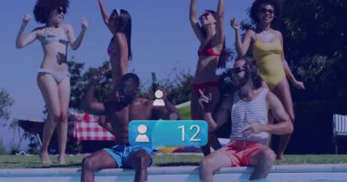 Sosyal medya sürüş partisinin üstünü örterken arkadaşlar havuz başında içki içip dans ediyorlar. Eğlence, kutlama, yaz, arkadaşlık, canlılık, eğlence, açık hava