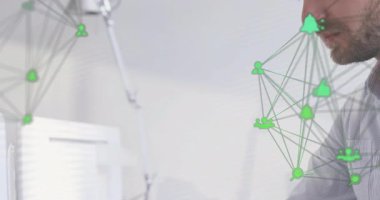 Kamera, iş bağlantıları için insanın dizüstü bilgisayarı ağ grafiği olarak yazdığını gösteriyor. Teknoloji, bağlantı, dijital, yenilik, çalışma alanı, profesyonel, modern