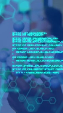 Çeşitli okul çocukları ve öğretmenler üzerinde veri işleme ve kimyasal formüllerin animasyonu. küresel bilim, teknoloji ve dijital arayüz kavramı dijital olarak oluşturulmuş video.