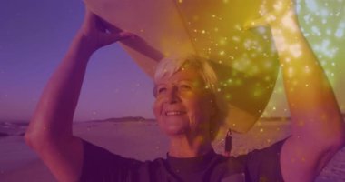 Seyahat eden son sınıf öğrencisi güneş şapkası kaldıran güneş ufukta belirdiğinde, parıldayan parıltılarla sahilde gözleri gölgeleyen kadın. Dinginlik, rahatlık, nostalji, sıcaklık, sükunet, açık hava, doğal