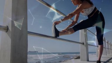 Fitness meraklısı ayağıyla korkuluklara basıyor döner ağ küre örtüsüyle geriliyor. Egzersiz, sağlık, açık hava, dijital, teknoloji, sağlık, etkinlik