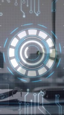 Ofisteki boş odayı tarayan finansal veri işleme animasyonu. Küresel iş, finans, bilgisayar, iletişim ve dijital arayüz kavramı dijital olarak oluşturulmuş video.