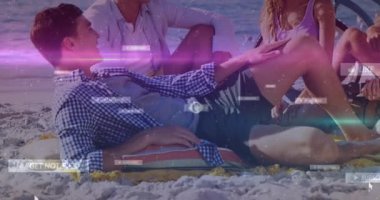 Plaj gitar pazarlaması sırasında kadınların dizlerine yaslanan adam sosyal medya simgelerine neden oluyor. Gündelik, boş zaman, yaz, rahatlama, dostluk, açık hava, canlı