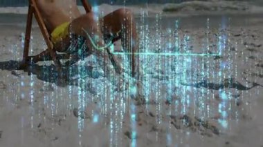 Plaj sandalyesine yaslanan adam mavi kod yağmuru ve sağlık analizi için gövde taraması yapıyor. Gelecek, teknoloji, rahatlama, deniz kenarı, dijital arayüz, siber