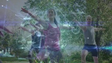 Yoga grubu, Warrior II 'yi parkta poz vermeye başlatıyor. Ölçümleri gerçek zamanlı animasyon veri grafikleriyle takip ediyorlar. Fitness, outdoor, harmony, viality, digital, collaboration, well