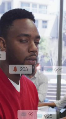 Afro-Amerikan bir adamın kameraya bakması üzerine çoklu uyarı çubukları. Dijital bileşim, çoklu pozlama, iş, sosyal medya anımsatıcı ve teknoloji kavramı.