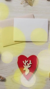 Yılbaşı süslemeleri ve kartlarla ışıklı noktaların animasyonu. Noel, gelenek ve kutlama konsepti dijital olarak oluşturuldu.