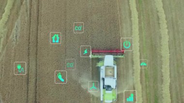 Sürdürülebilirlik ölçümlerini göstermek için simgeler kayarken çerçeveye giren buğday kesme işlemini birleştirin. Tarım, teknoloji, sürdürülebilirlik, yenilik, dron, verimlilik, manzara