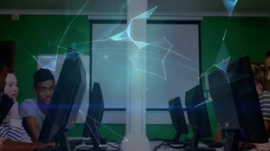 Öğrenciler, yazım ve yükseltme tabletlerini ağ olarak durdurarak eğitim projesi için dünyayı oluşturuyorlar. İşbirliği, teknoloji, yenilik, eğitim, dijital, gelecek, takım çalışması