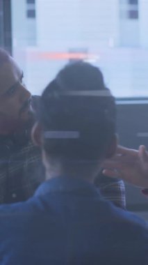 Çeşitli insan grupları üzerinde veri işleme animasyonu. küresel bilim, bağlantılar, veri işleme ve dijital arayüz kavramı dijital olarak oluşturulmuş video.