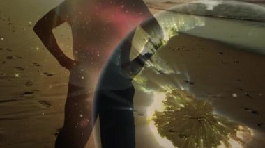 Teknoloji titreşimi, kıyı şeridinde hareket eden yaşlı adamın etrafında parlayan küreyi çalıştırıyor. Siluet, sükunet, ilham, keşif, dinginlik, hareket, iyimserlik