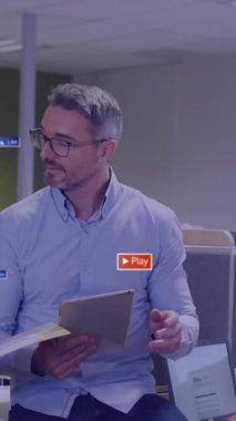 Sosyal medya simgelerinin, çeşitli meslektaşların ofiste toplanmasıyla ilgili mesajlarla canlandırılması. Küresel sosyal medya, iş ve dijital arayüz kavramı dijital olarak oluşturulmuş video.