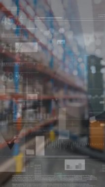 Depoda veri işleme animasyonu. Küresel gönderim ve bağlantılar konsepti dijital olarak oluşturulmuş video.